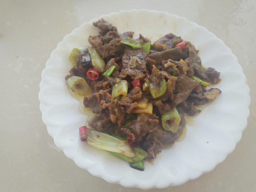 厨师长教你：“葱爆牛肉”的家常做法，葱香味浓郁先收藏起来
