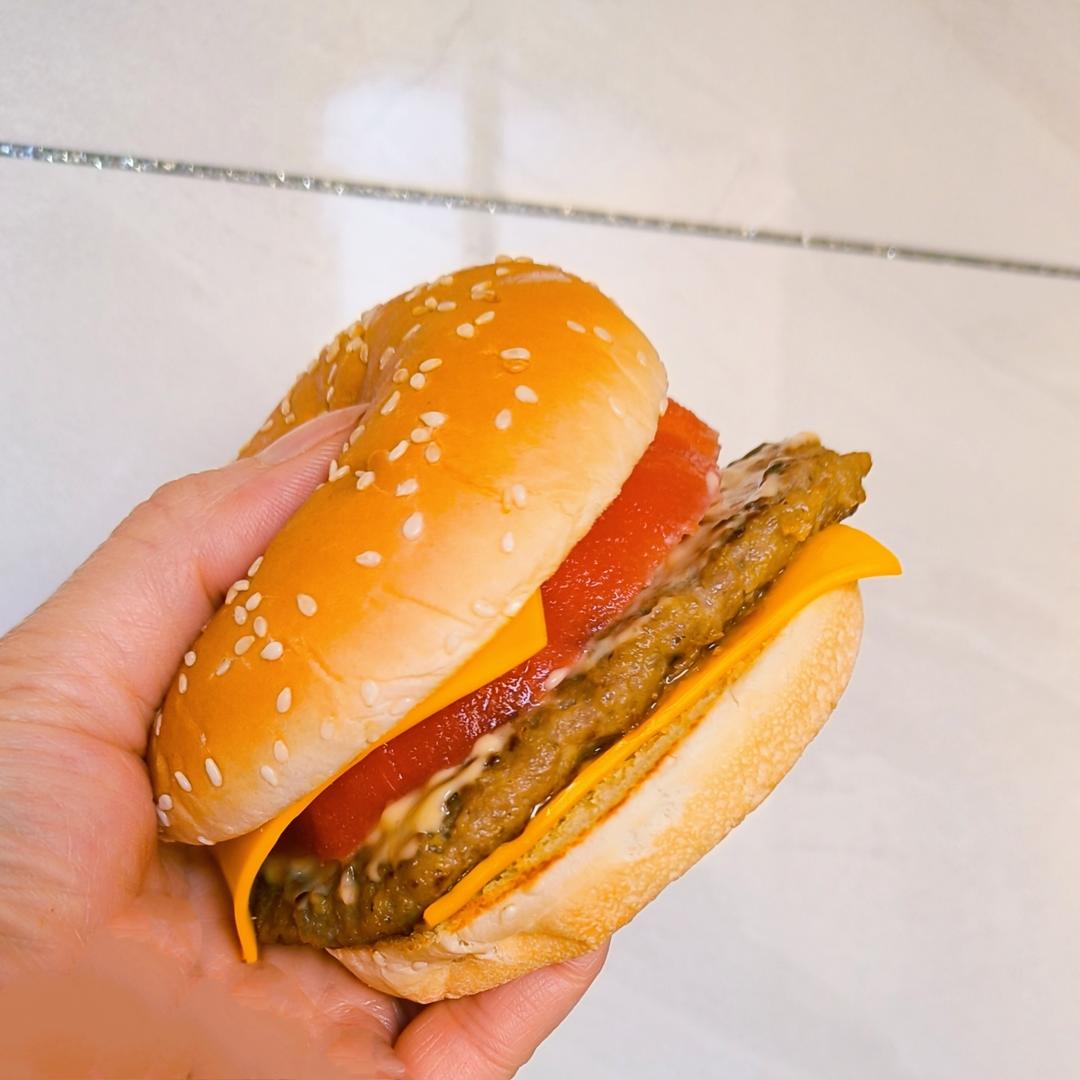 正宗的麦当劳双吉牛肉汉堡