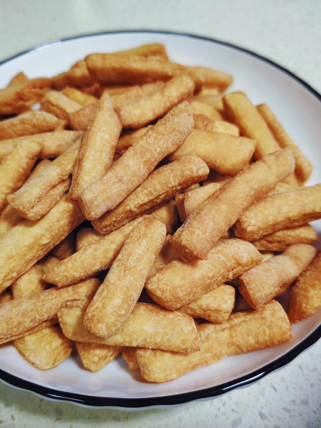 两个鸡蛋一碗面粉，不添加，制作简单的炸面条