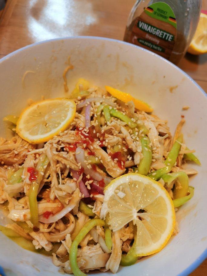 文文妞妞930做的凉拌酸辣柠檬鸡丝