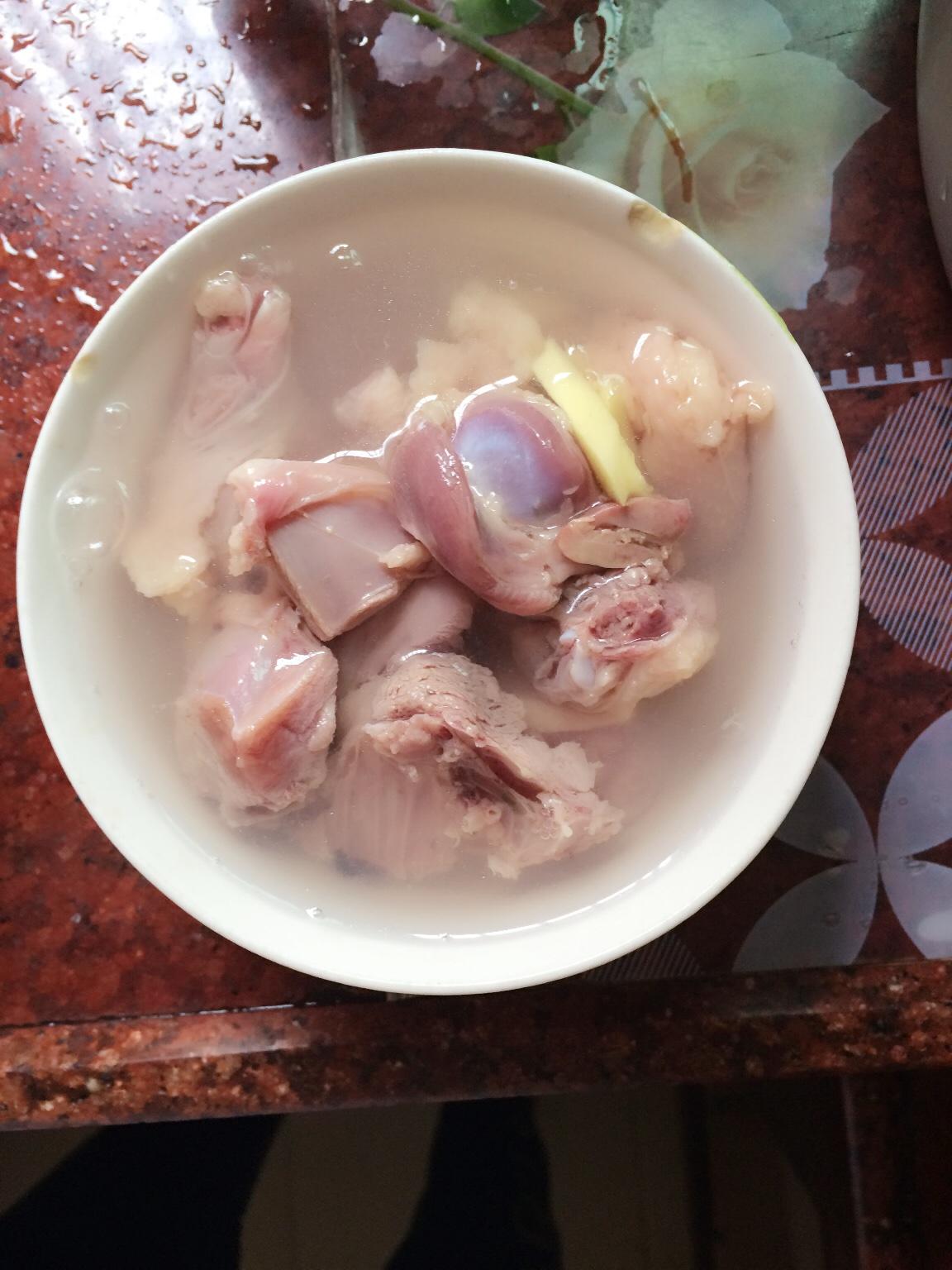 冬瓜乳鸽汤的做法 步骤2