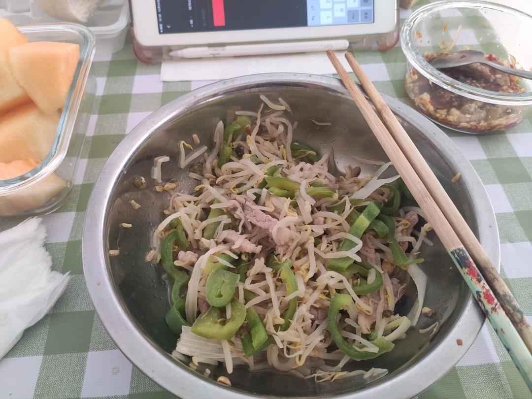 绿豆芽青椒炒肉丝