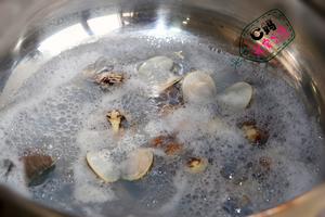 C妈私房之选——宝贝专属秋季润燥汤品——文蛤银丝汤的做法 步骤1