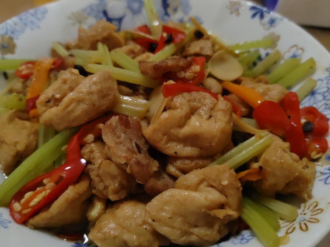 芹菜油豆腐炒肉