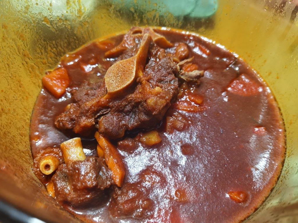 小美红酒煨牛尾