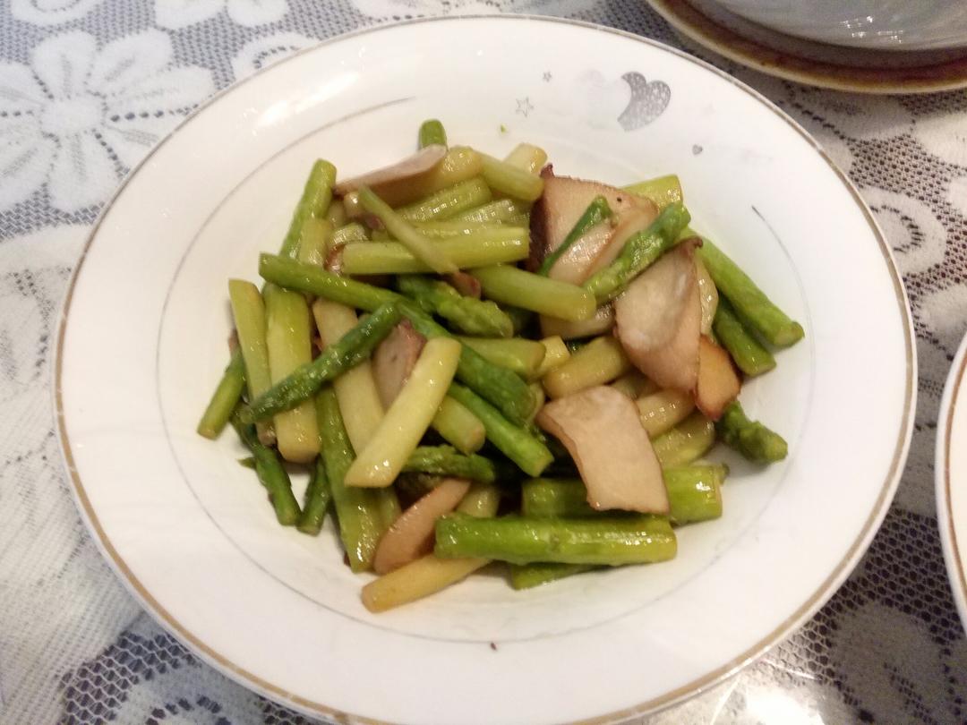 芦笋炒蘑菇