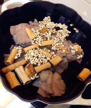 芦根薏米筒骨汤（祛湿健脾）的做法 步骤3