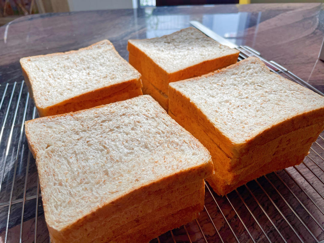 柔软的蜂蜜牛乳全麦吐司