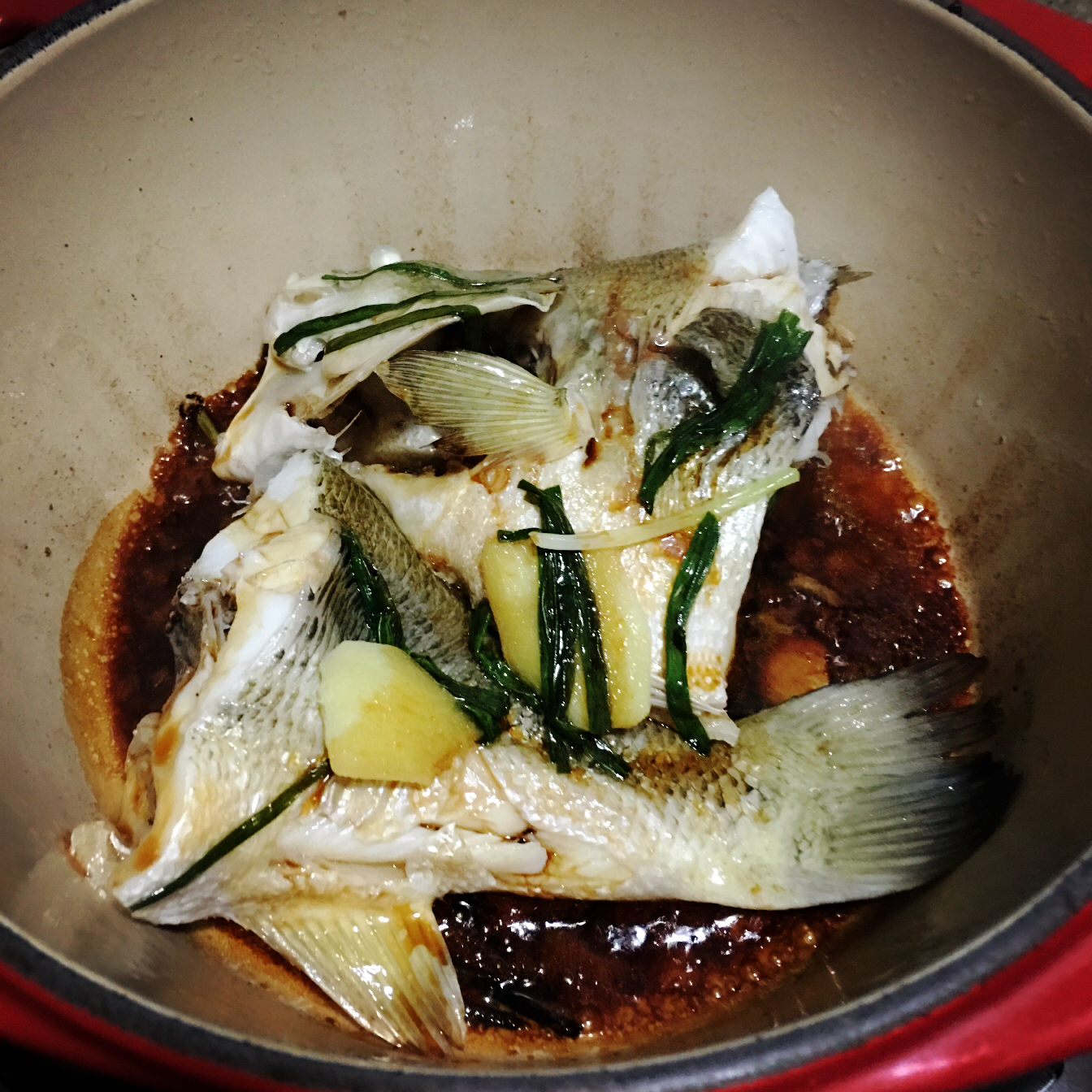 【铸铁锅】无水葱姜焗鲈鱼