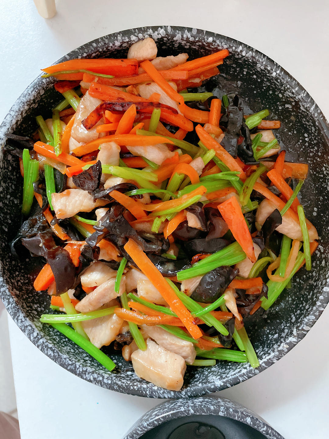 芹菜木耳炒肉丝