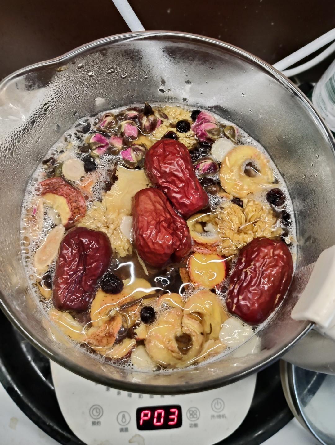 红枣桂圆银耳养生汤