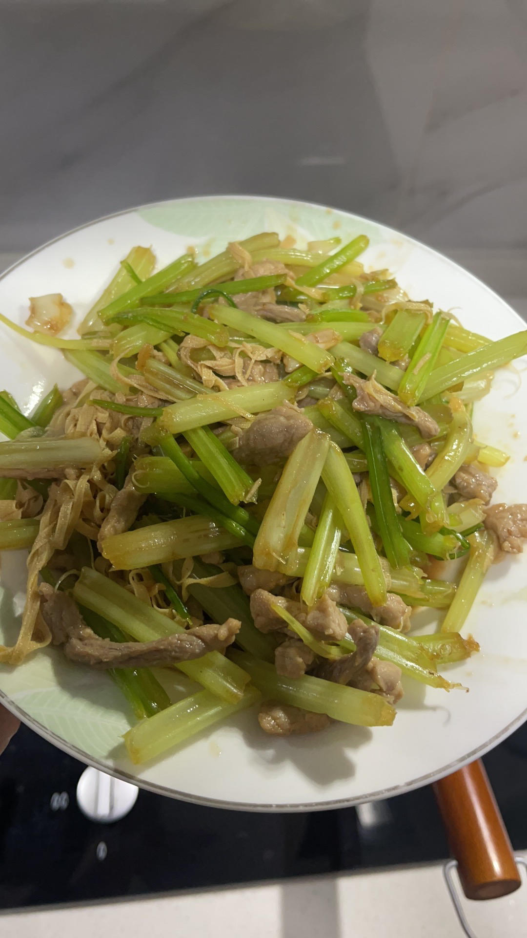 芹菜炒千张肉丝