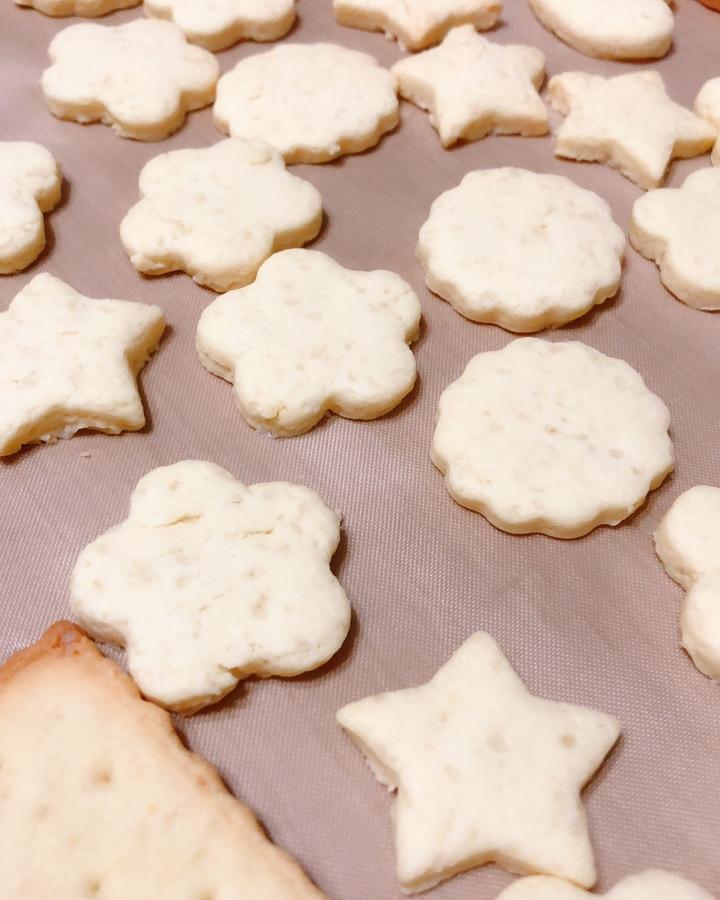 香脆可口的奶油饼干