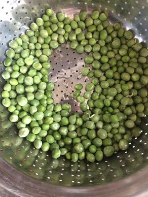 腊肉豌豆焖饭的做法 步骤2
