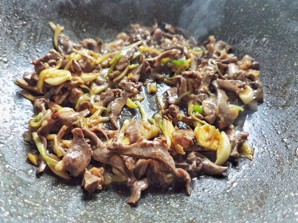 家常菜㊙️‼️辣炒猪心‼️不老不腥，越嚼越香的做法 步骤5