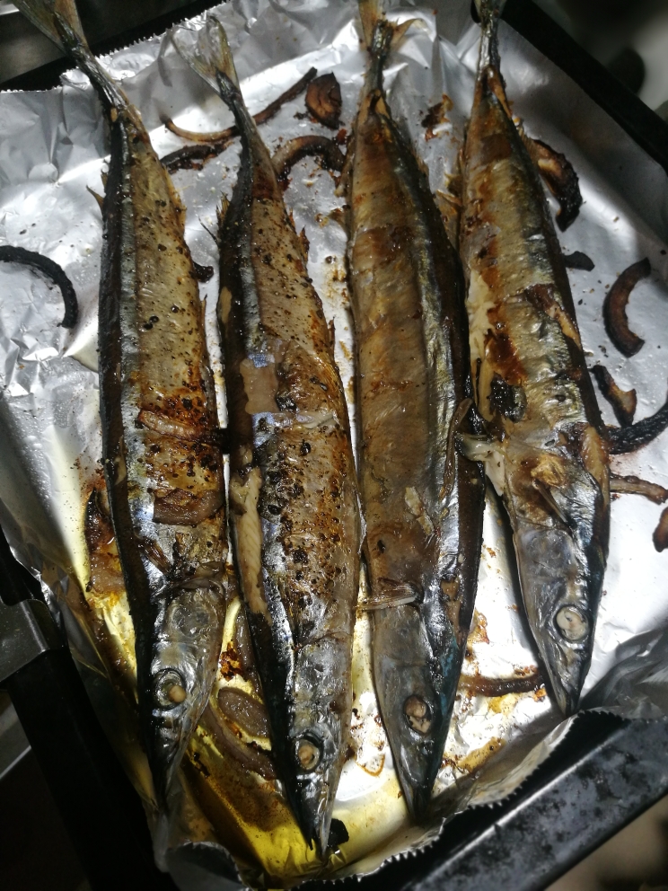 烤秋刀鱼的做法 步骤3