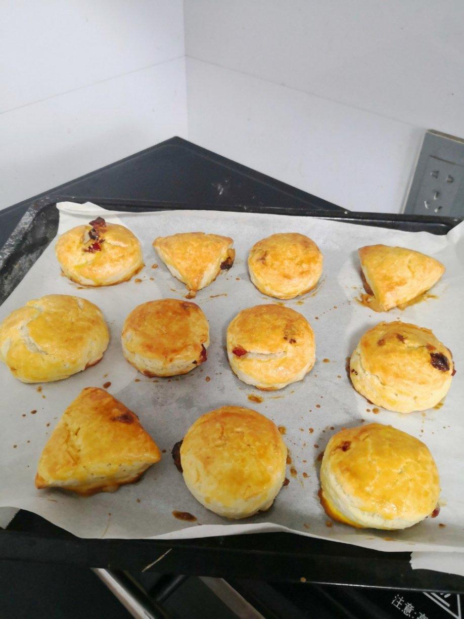 【视频】3分钟 奶油司康Scone(可能是世界上最快手的司康) 消耗淡奶油～