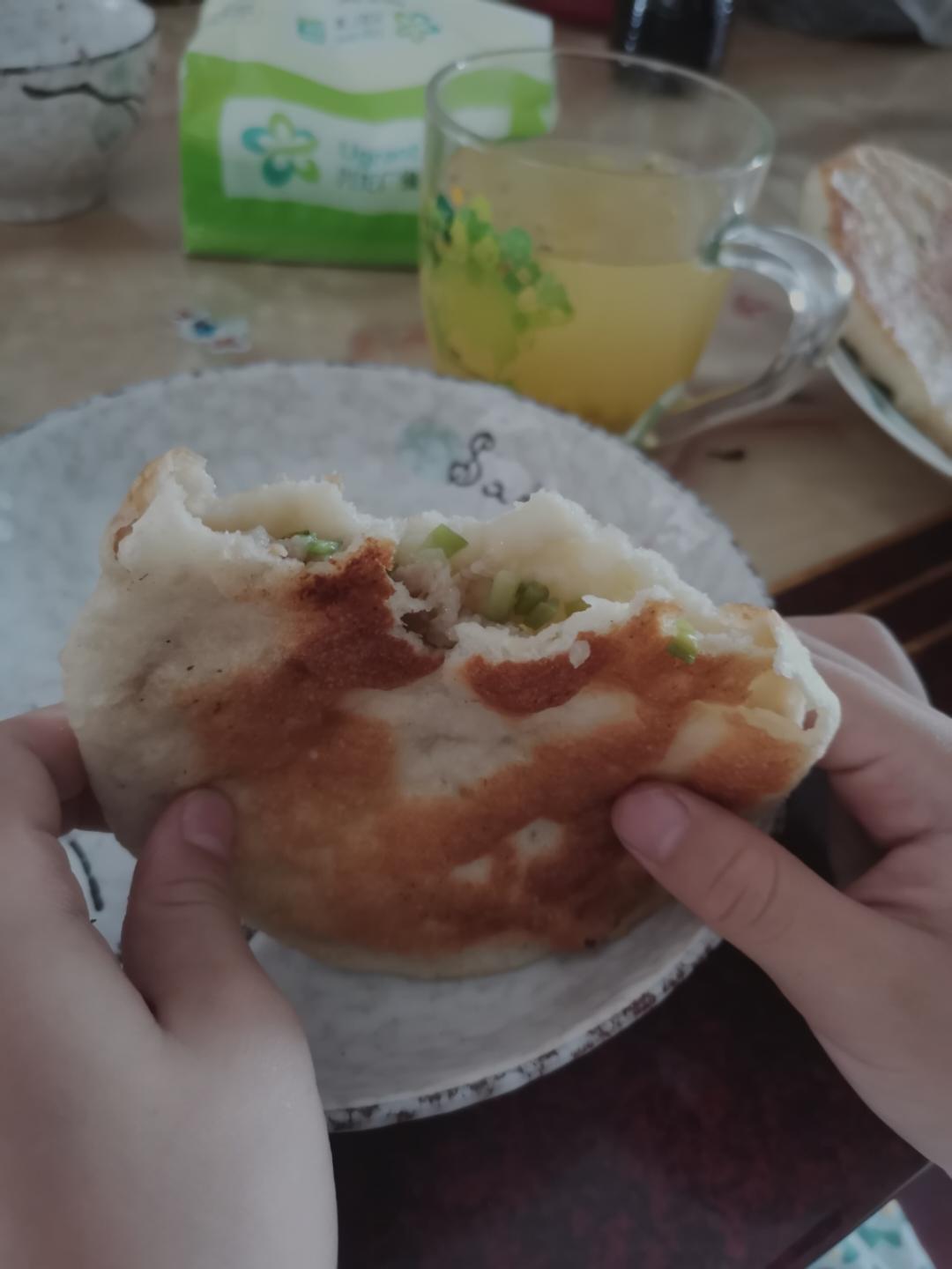 酥脆多汁的葱肉饼