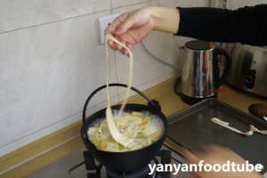 鸡肉宽面火锅 Chicken Noodle Hotpot的做法 步骤5