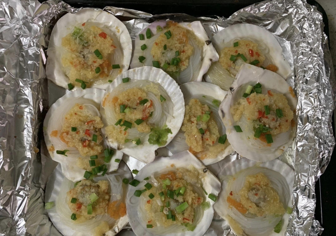 我吃饭不长肉做的烤蒜蓉粉丝扇贝/生蚝(烤箱版,清蒸也可)