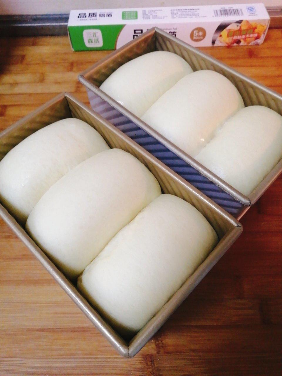 两条超级软的甜甜吐司