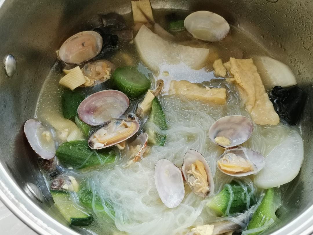 蛤蜊丝瓜汤，真是舌头都要鲜掉了～