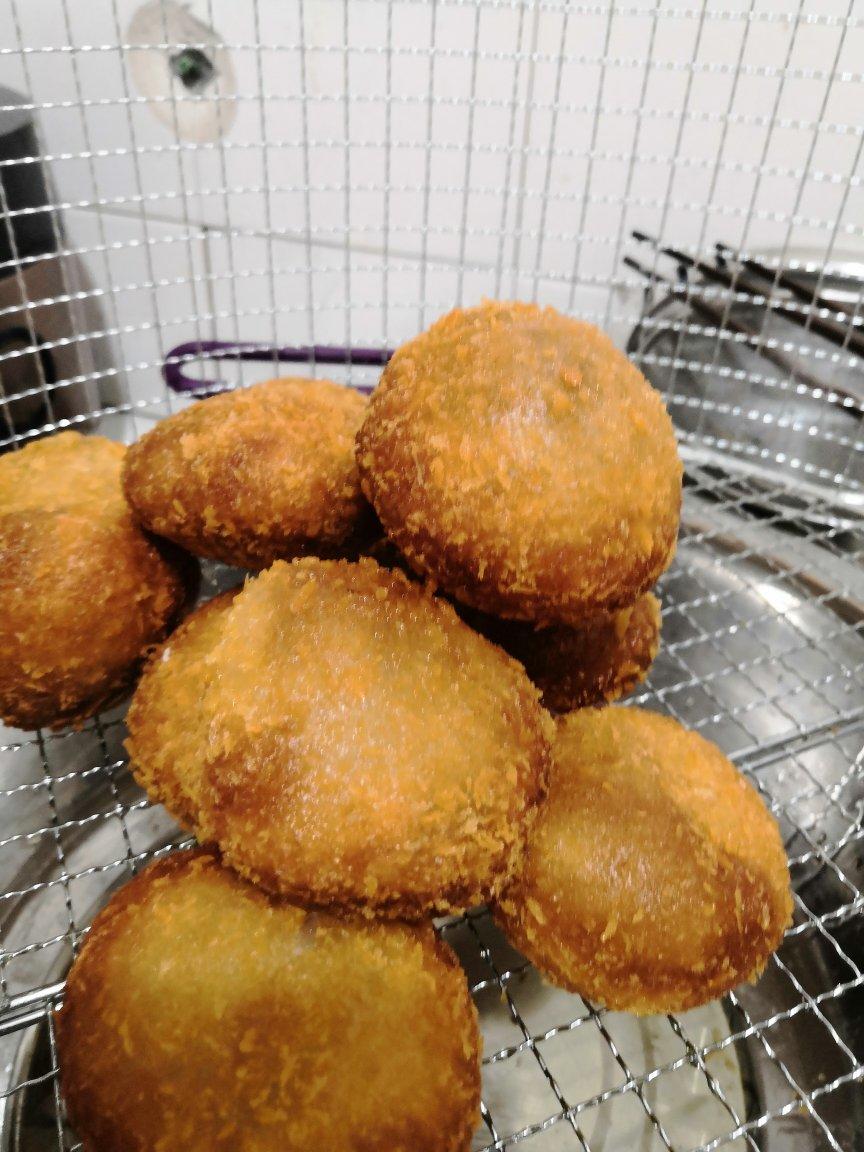 学无止境胖哥做的圆滚滚胖嘟嘟的空心糯米油炸糕