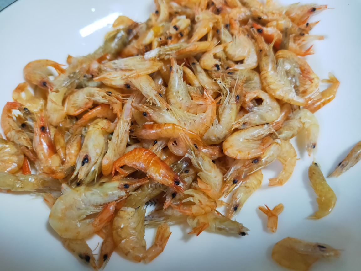 芹菜炒小干虾的做法 步骤2