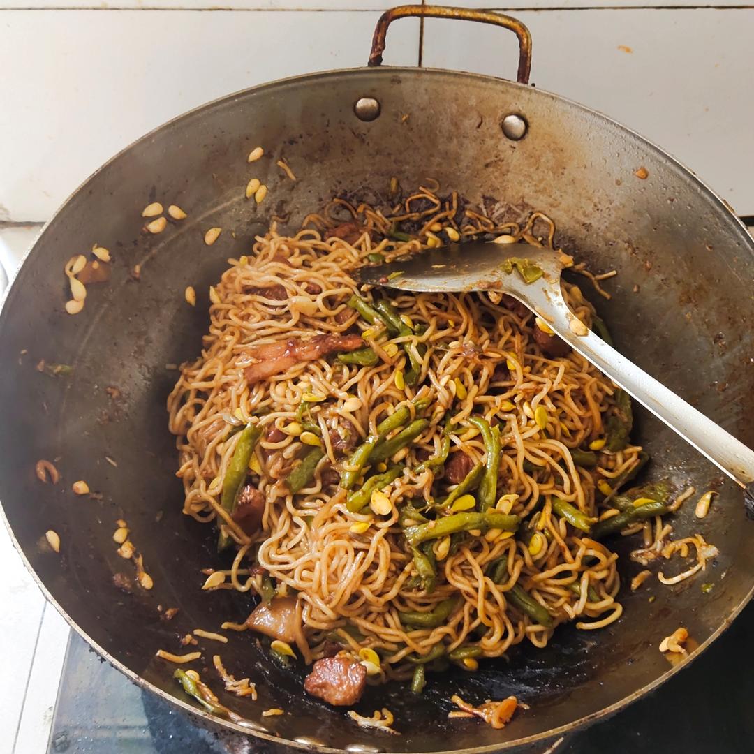 教你一种面条的新吃法,不用煮不用炒！五花肉豆角焖面