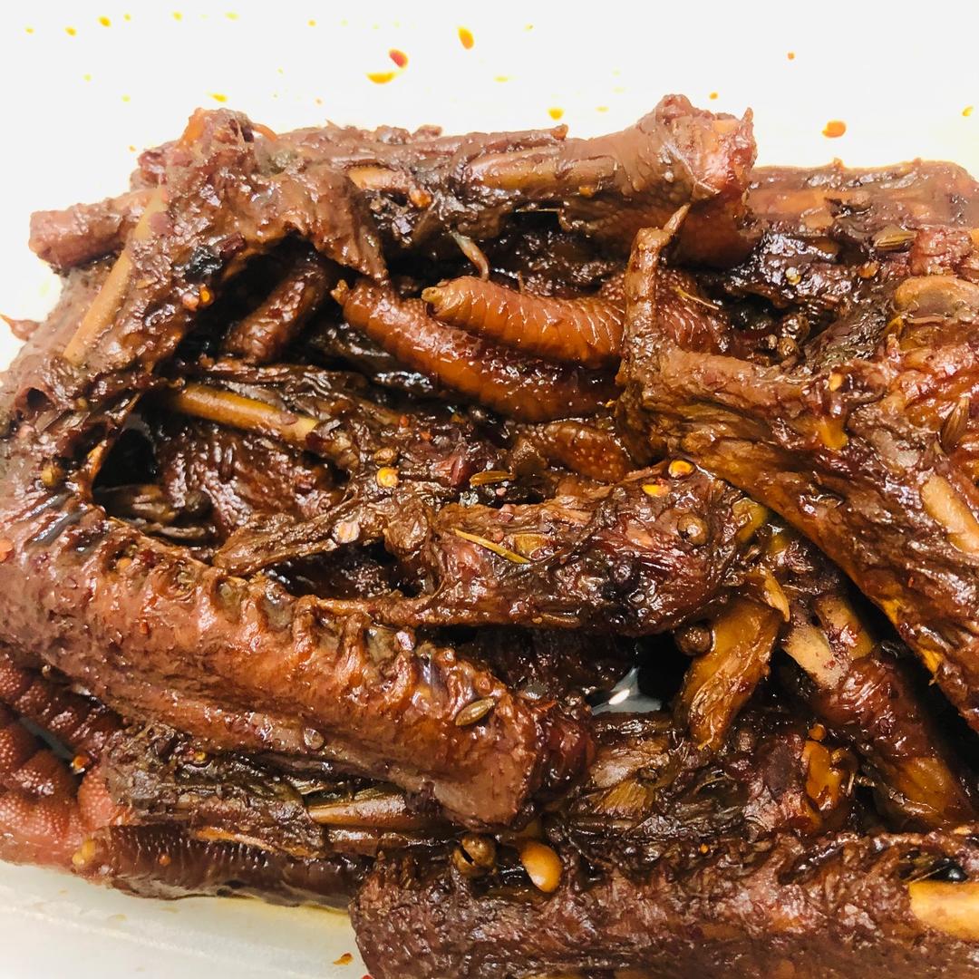 舔手指的周黑鸭