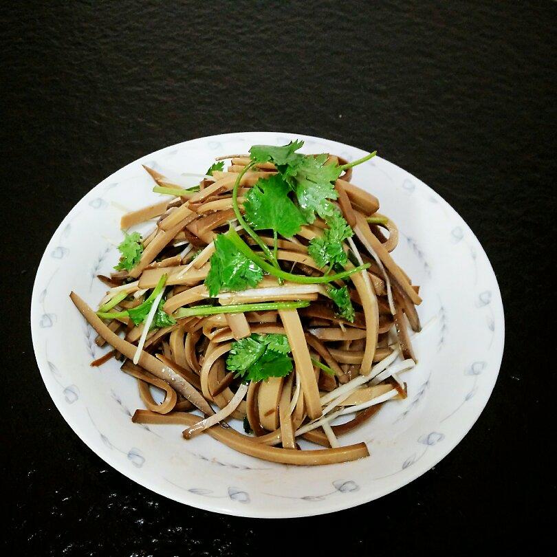 弥撒中的风琴做的鸡蛋干拌香菜