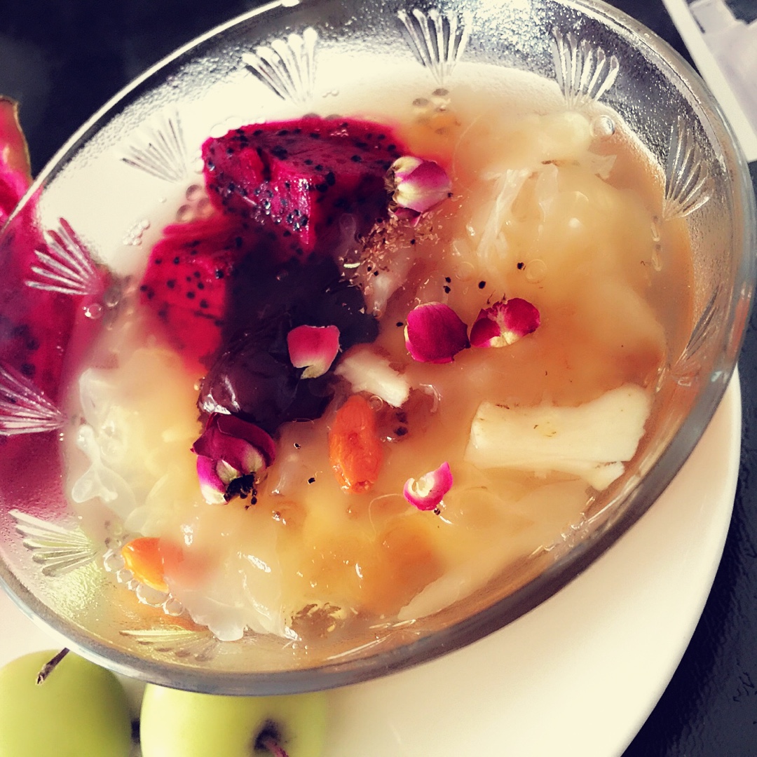 美容润肤 益气补血《桃胶皂角米百合银耳红枣羹》