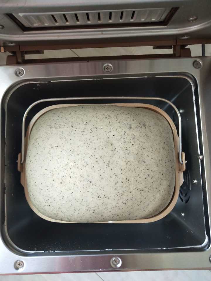 黑芝麻粉面包（面包机版）的做法 步骤6