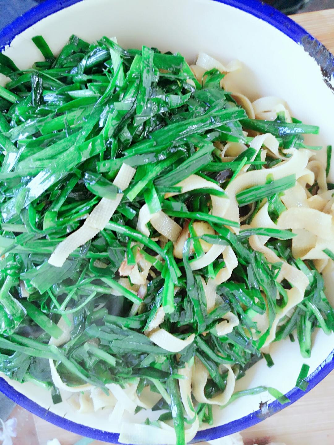 韭菜炒千张（豆腐皮）