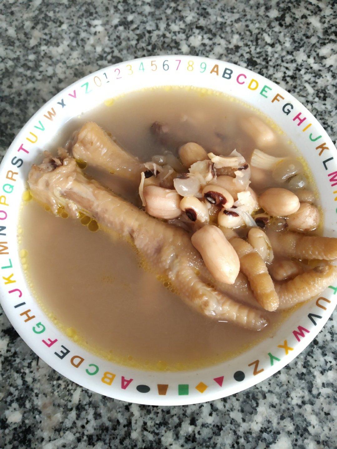 初夏的去湿补肾汤—眉豆花生煲鸡脚