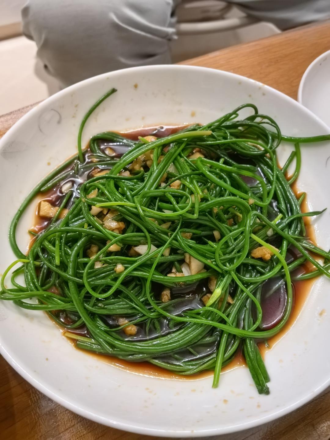 绿脆绿脆的凉拌沙葱