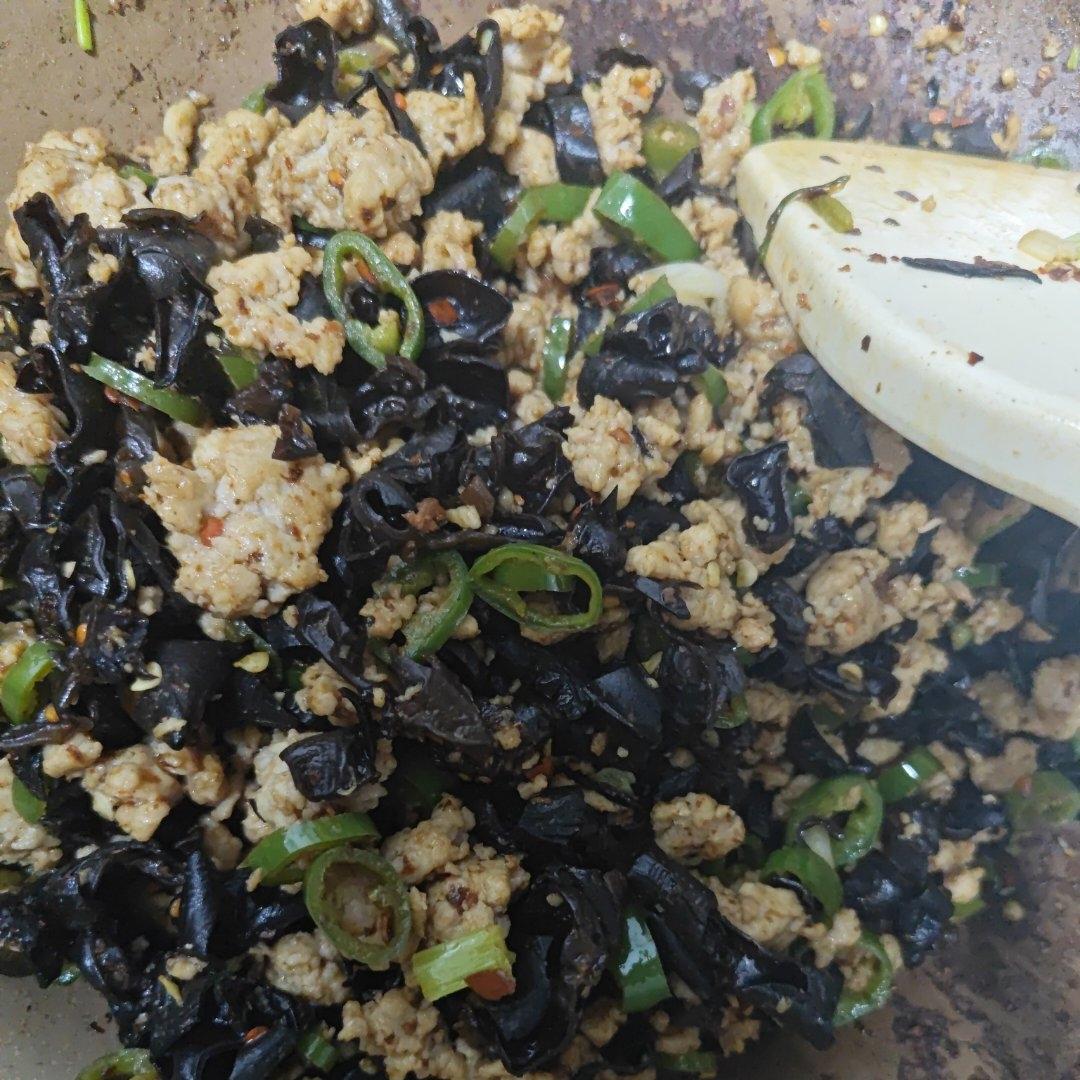 香辣木耳肉末，拌米饭嘎嘎香！