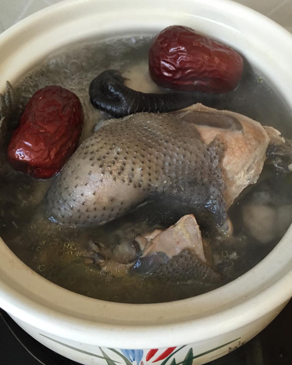 枸杞红枣乌鸡汤