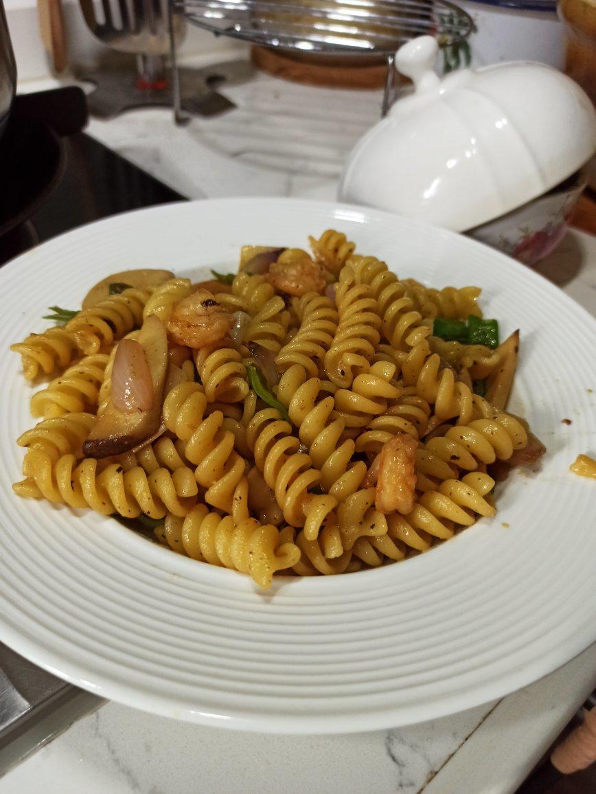 意面金蒜黑椒虾