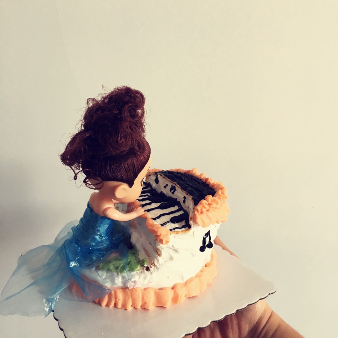 麦壳截客婷做的钢琴女孩造型蛋糕