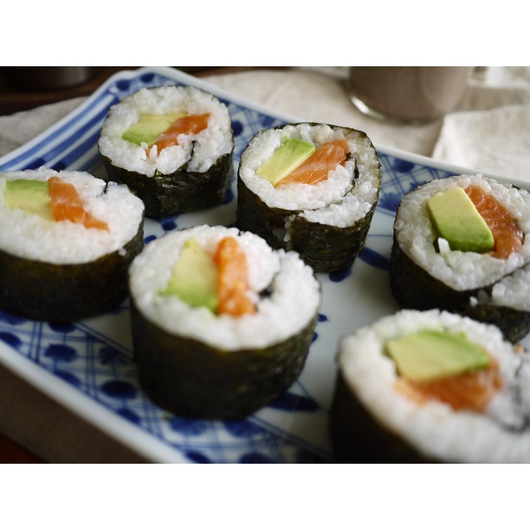 三文鱼牛油果寿司，肉松牛油果鸡蛋寿司