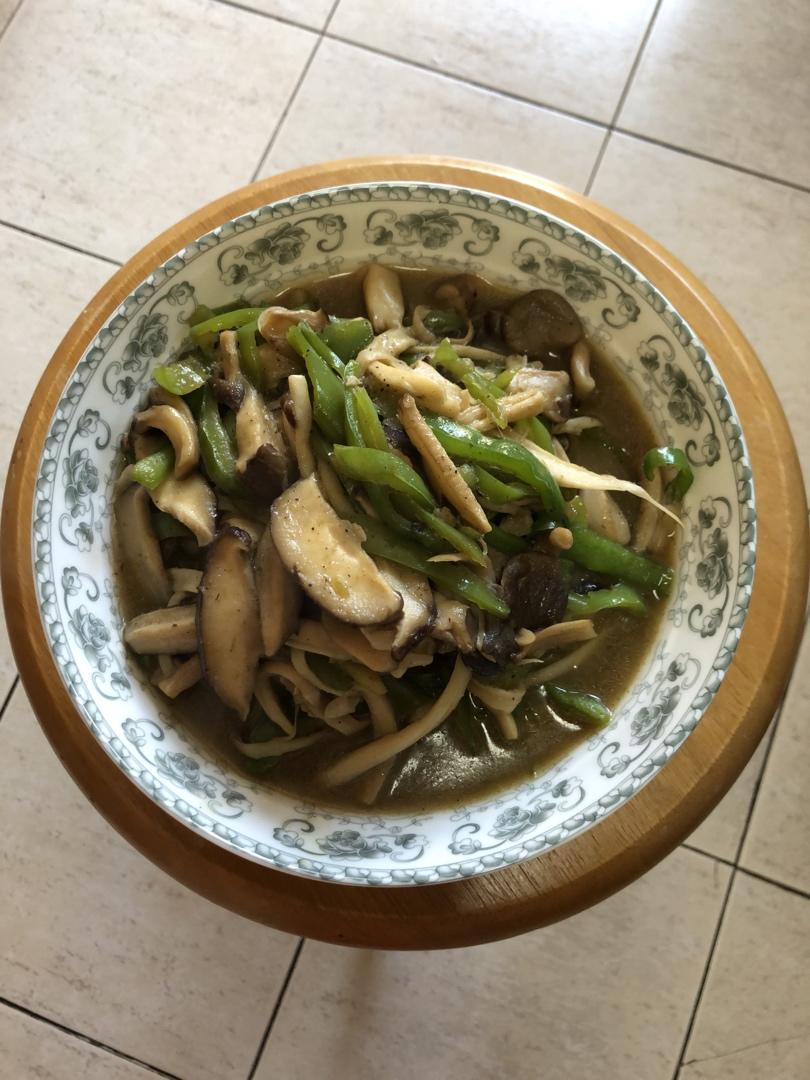 彩椒炒菇类-吃起来像肉的素菜