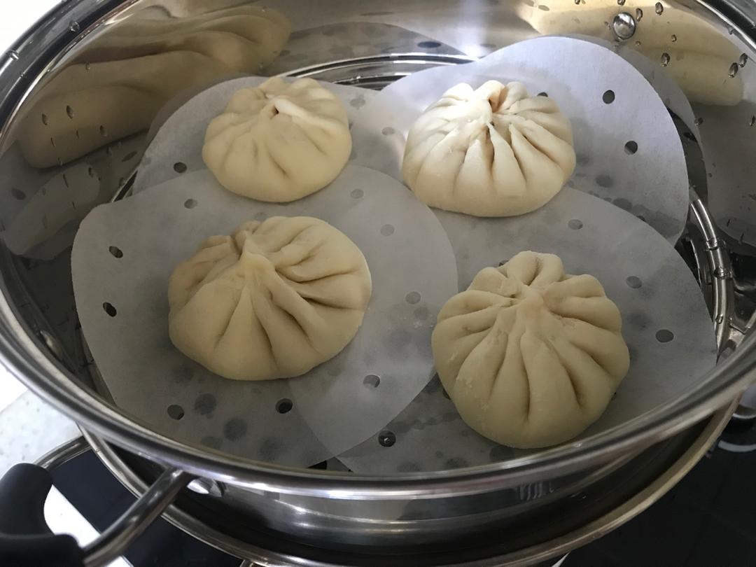 松软多汁的肉包子
