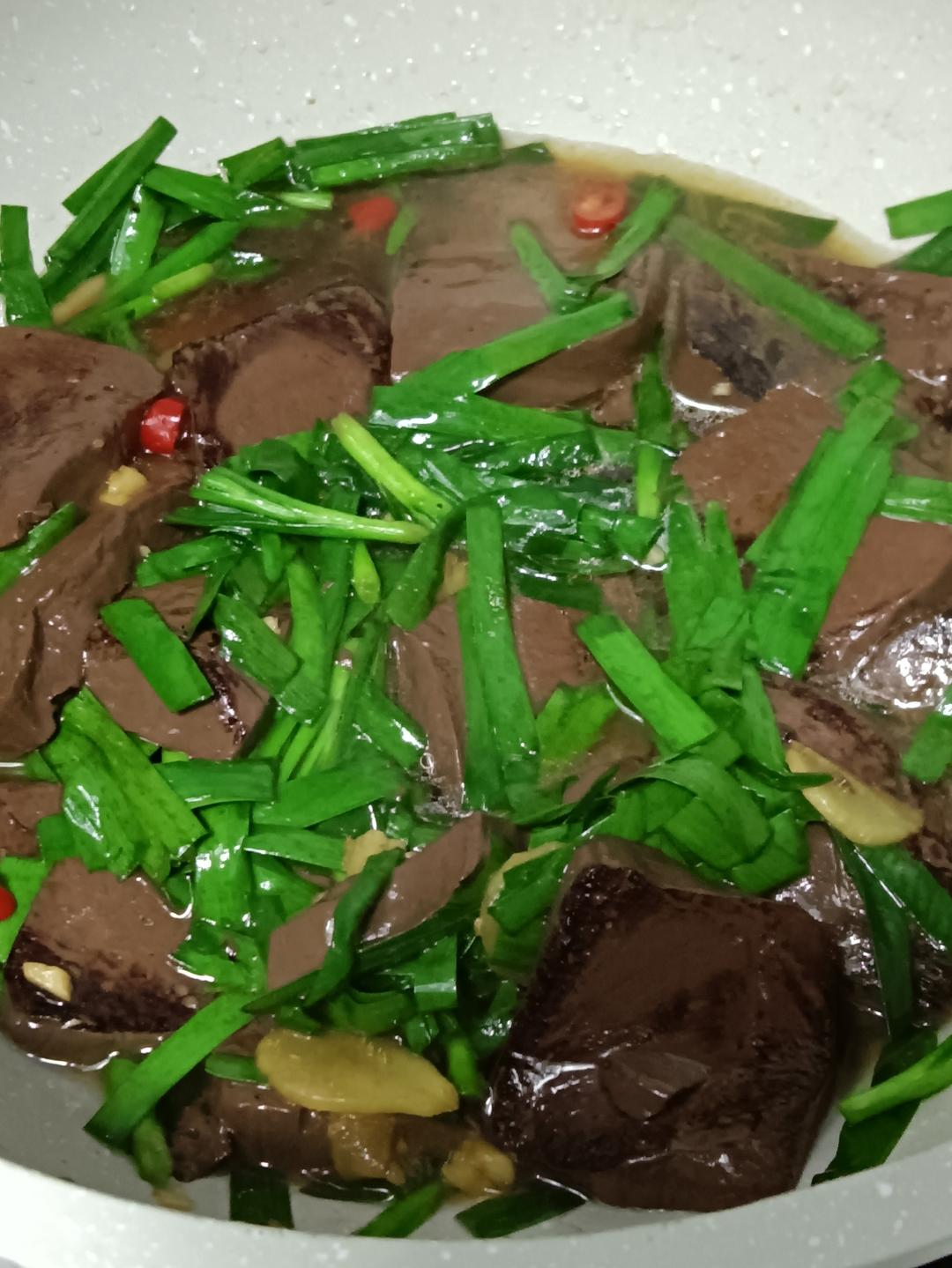 猪血炒韭菜，每周吃两三次，养胃补血，气色佳