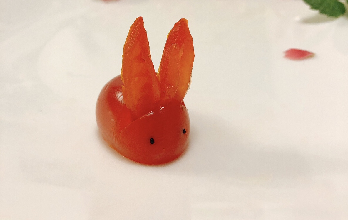 简单漂亮的摆盘—番茄小兔子的做法 步骤10