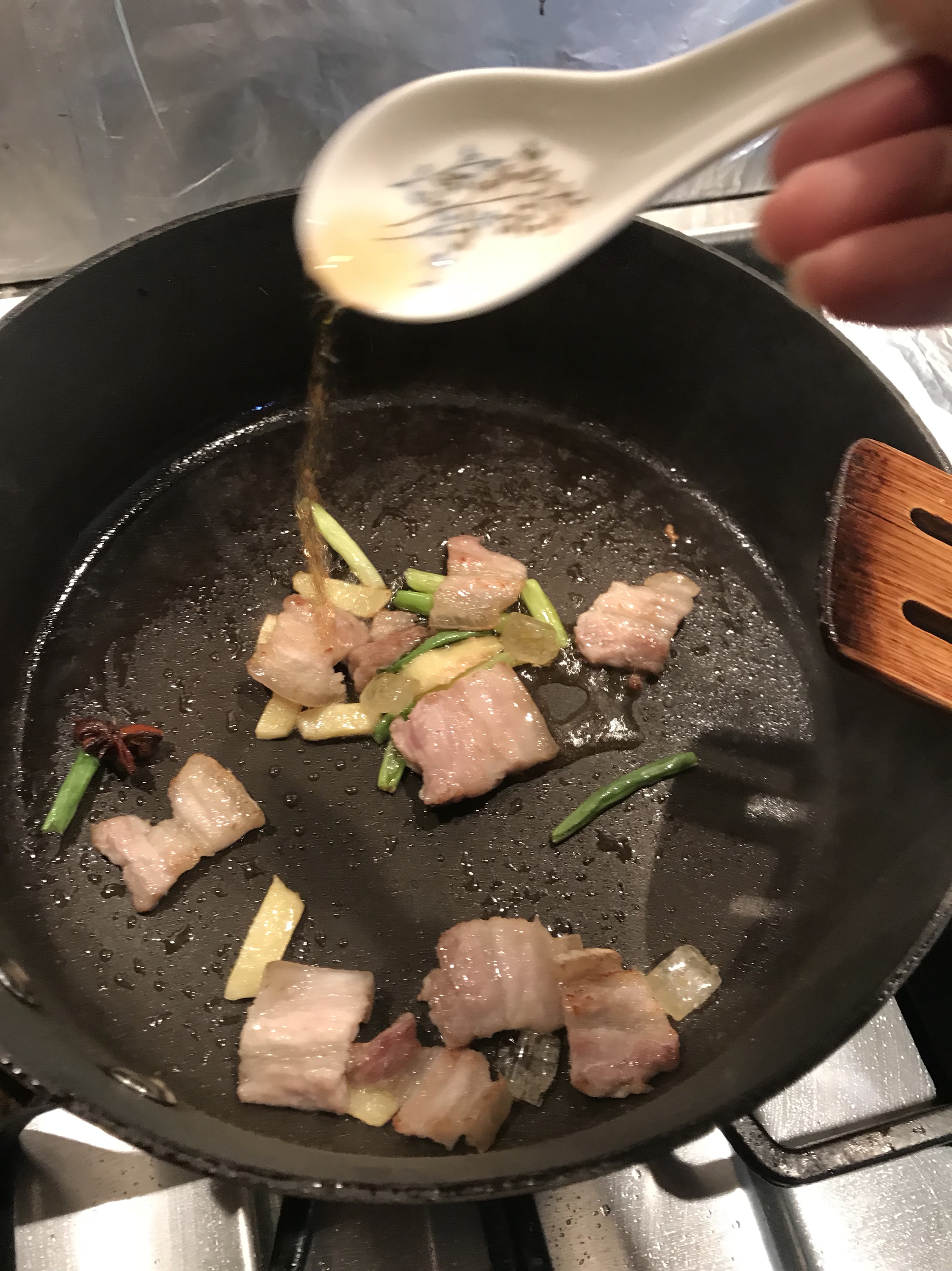 白菜猪肉炖粉条的做法 步骤2