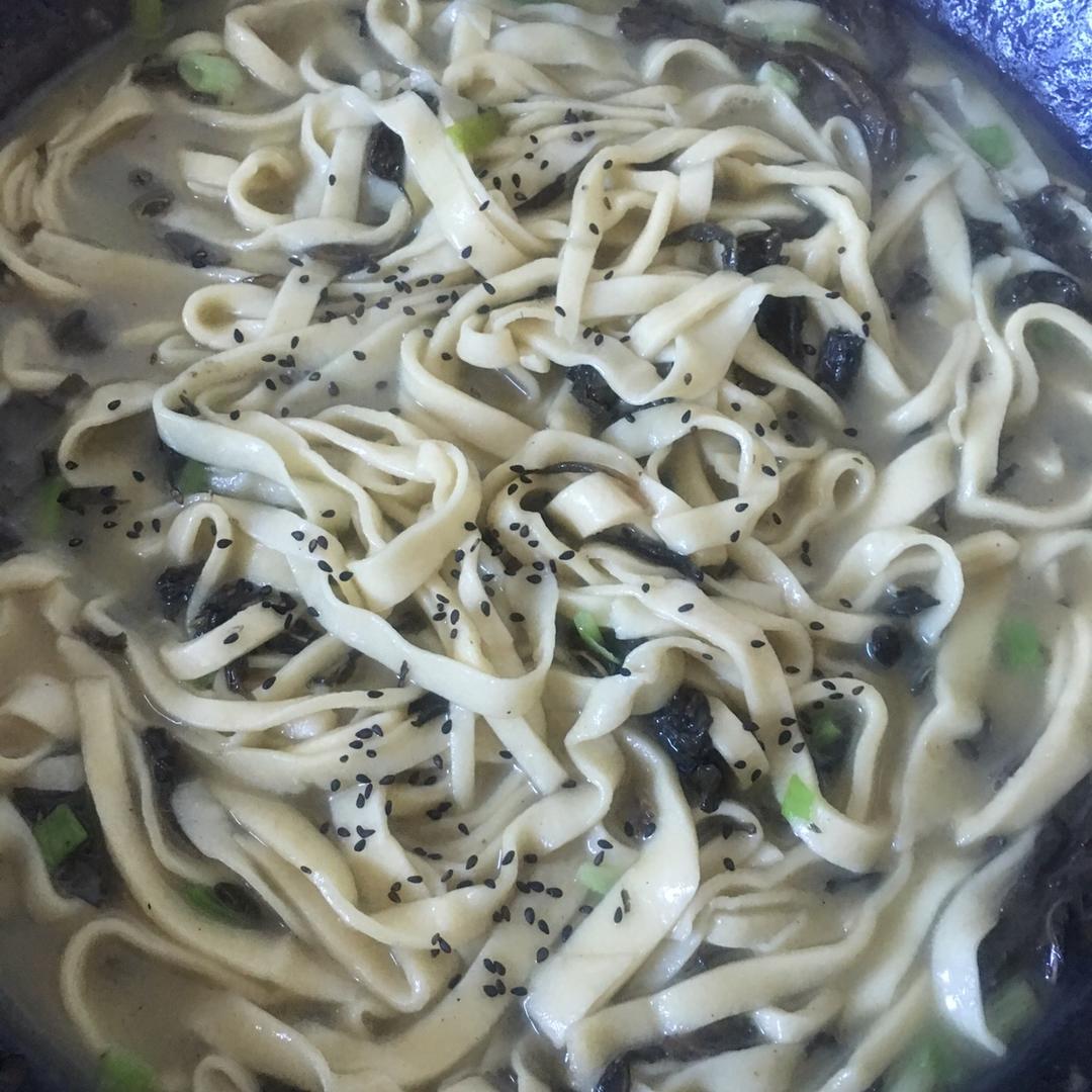 芝麻叶面条的做法