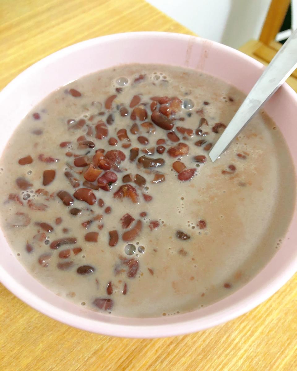红枣红豆薏仁牛奶粥