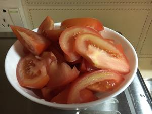 蒜香土豆炒番茄的做法 步骤2