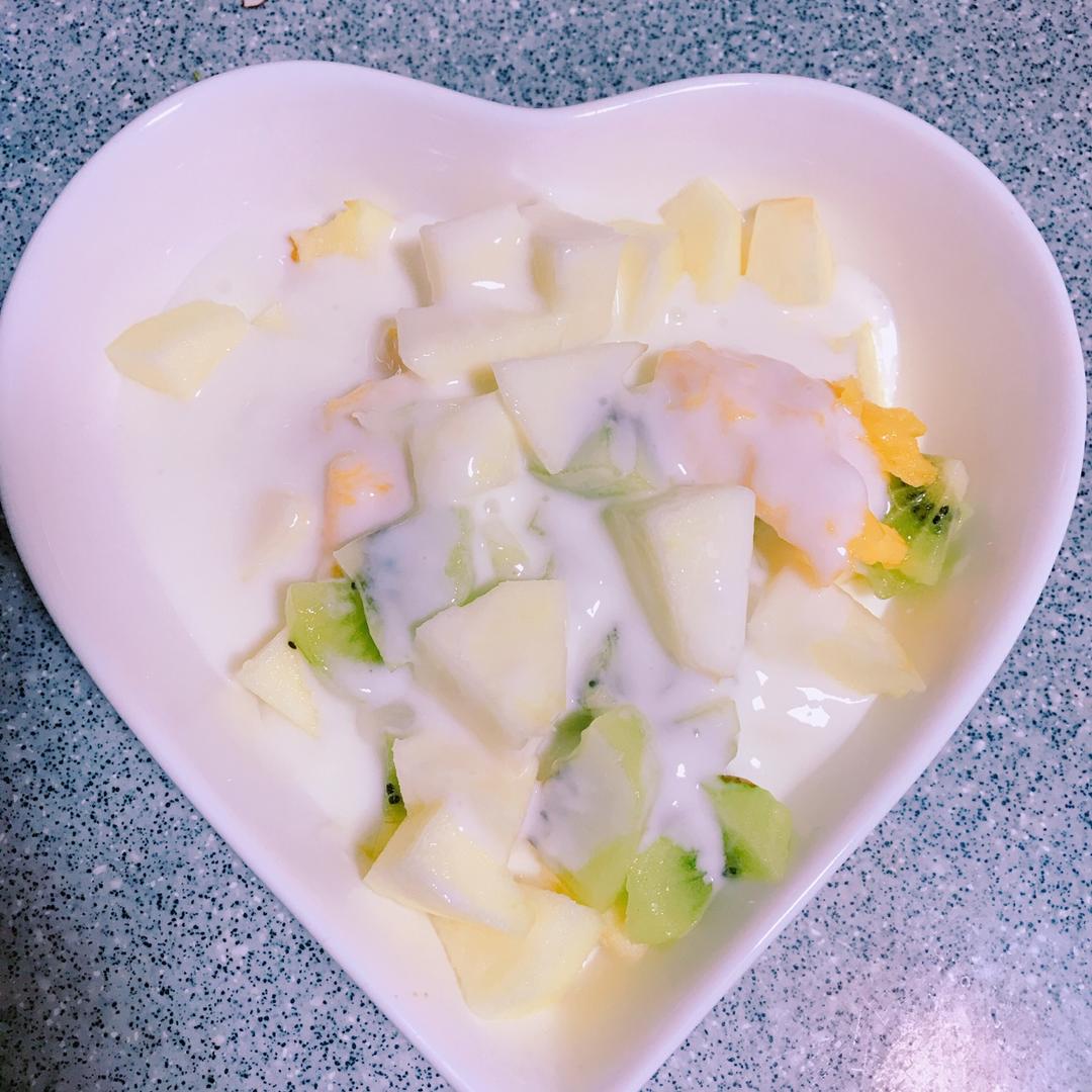 牛油果苹果奇异果酸奶沙拉